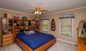 1 bedroom, desk, WiFi, bed sheets - Beautiful Tranquil Home In Rhode Hill Apt #2 (Martinez)