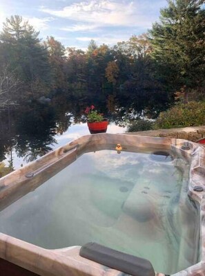 Tina de hidromasaje al aire libre