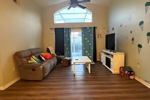 Televisión y chimenea 