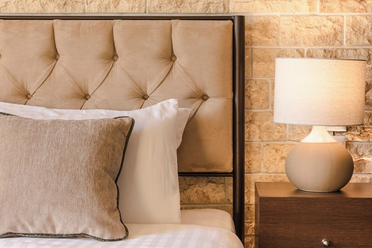 Deluxe Suite, 1 Bedroom, Sea View | Desk, blackout drapes, soundproofing, iron/ironing board