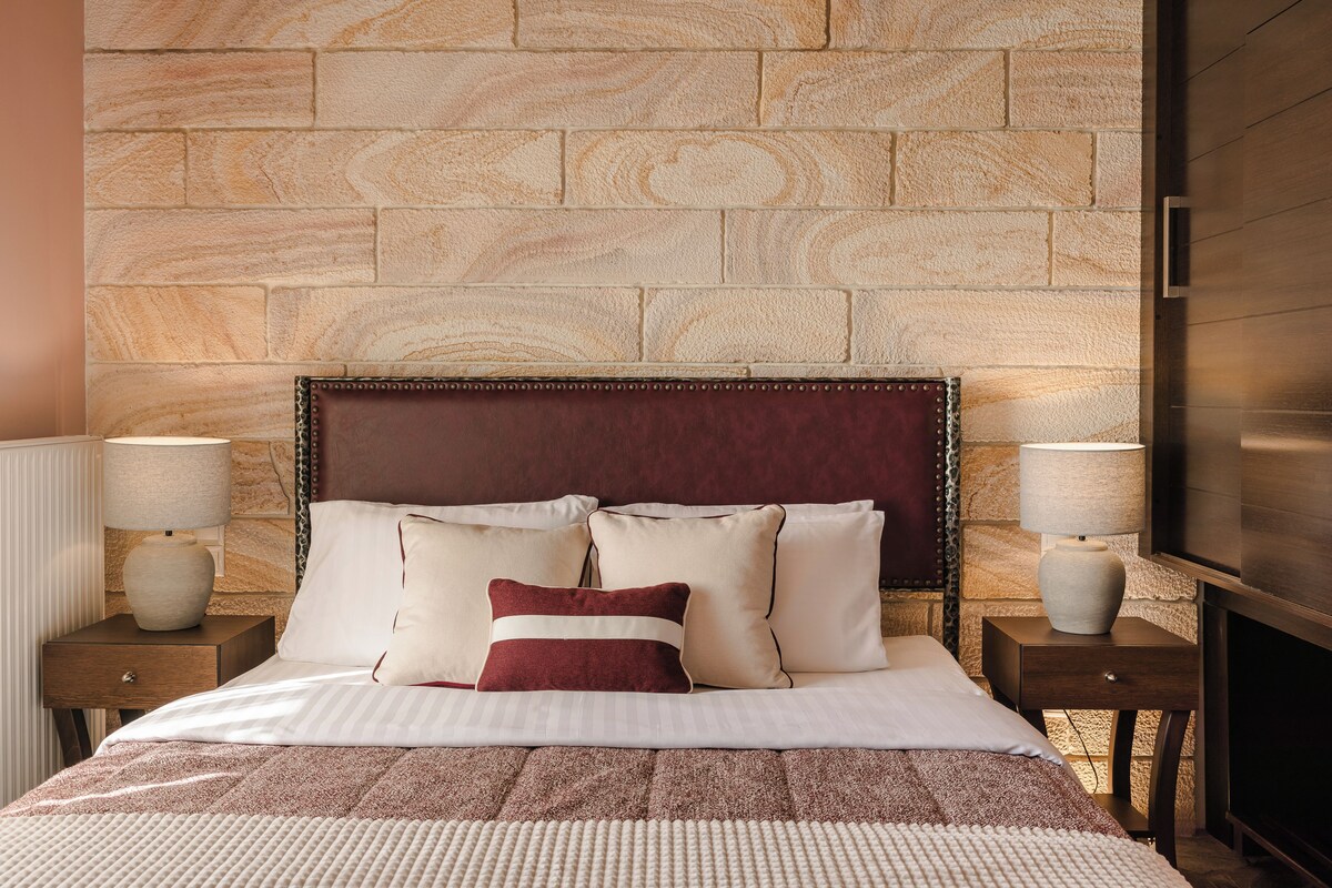 Signature Suite, Sea View | Desk, blackout drapes, soundproofing, iron/ironing board
