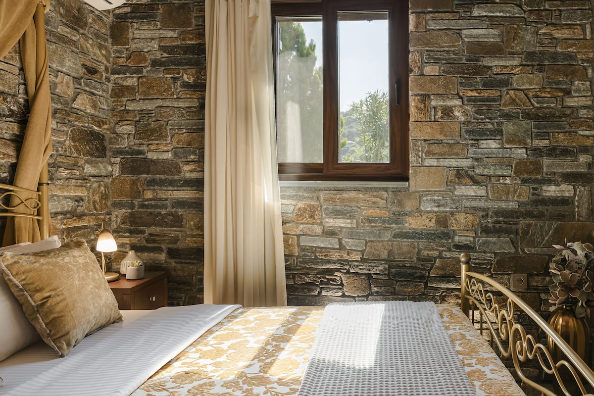 Premium Suite, 1 Bedroom, Sea View | 1 bedroom, individually decorated, individually furnished, desk