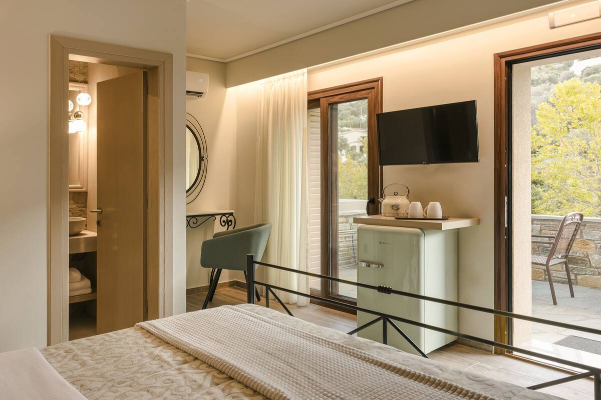 Deluxe Double Room, Partial Sea View | 1 bedroom, individually decorated, individually furnished, desk