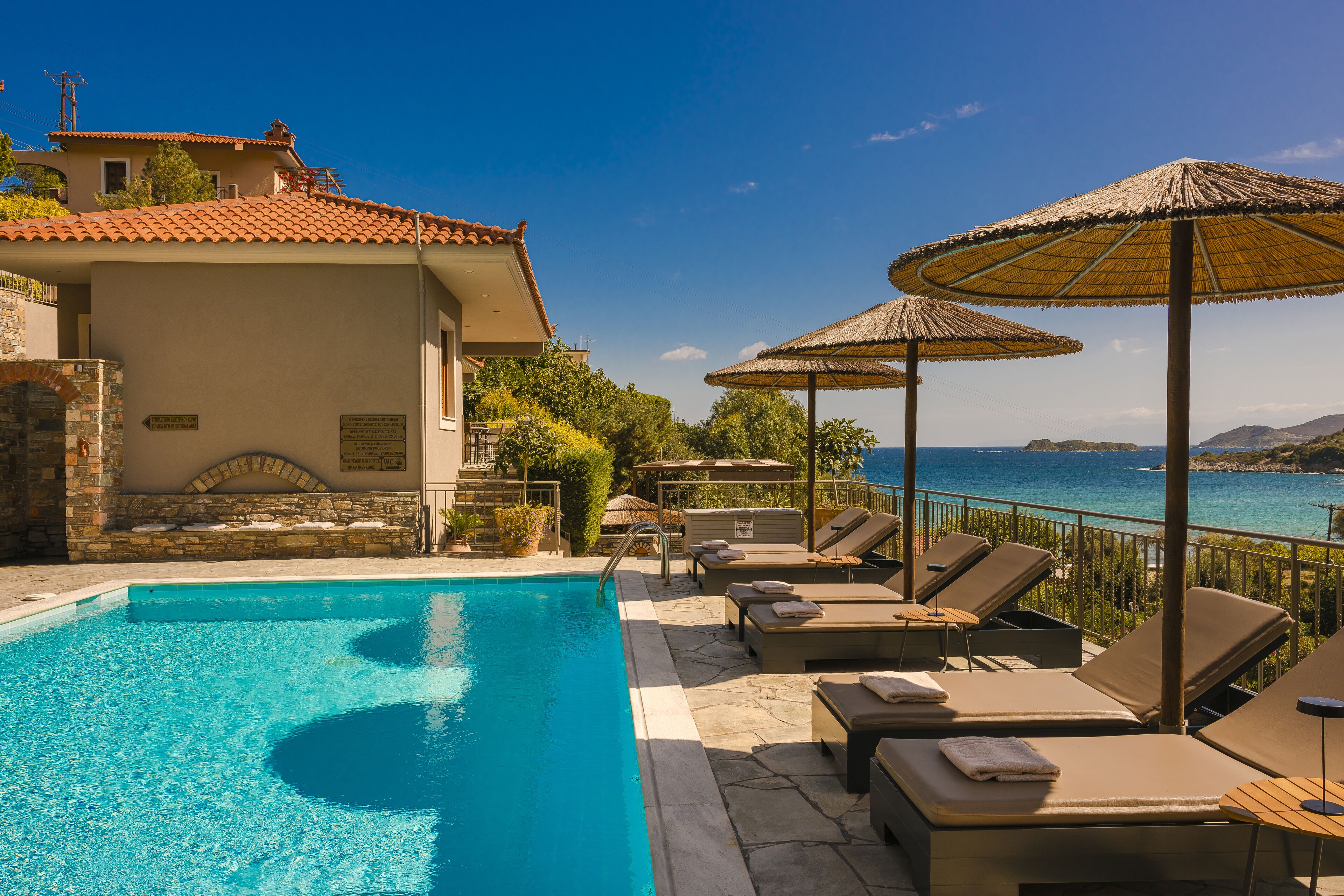 Kolam renang outdoor musiman