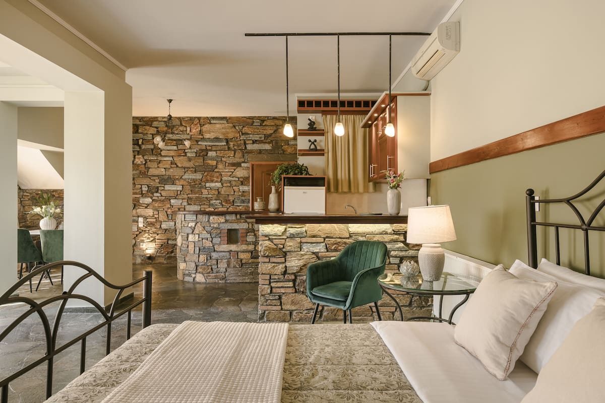 Superior Suite, 1 Bedroom, Partial Sea View | 1 bedroom, individually decorated, individually furnished, desk