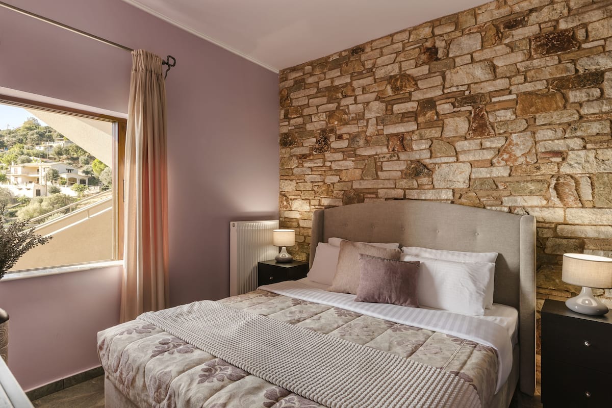 Deluxe Suite, 1 Bedroom, Sea View | 1 bedroom, individually decorated, individually furnished, desk