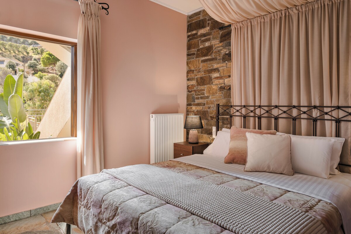 Deluxe Suite, 1 Bedroom, Partial Sea View | Desk, blackout drapes, soundproofing, iron/ironing board
