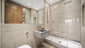 Bathroom - Beautiful 3-bed Apartment in London (London)