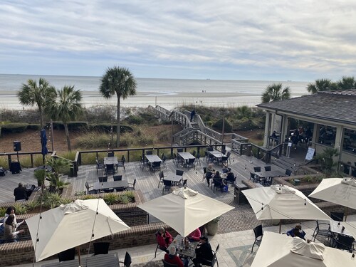 Spacious Coastal Villa w/ Bright Sunroom • Walk to Beach • Sleeps 7