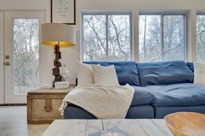 Smart-tv, een open haard, videospelletjes en boeken