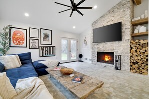 Smart-tv, een open haard, videospelletjes en boeken