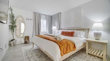 3 bedrooms, desk, travel cot, WiFi