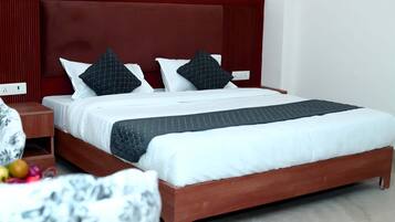 Premier Double Room | Desk, soundproofing, free WiFi, bed sheets