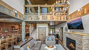Living area - Luxury Pool Cabin - Spectacular Fall Views - Close to Everything (Gatlinburg)