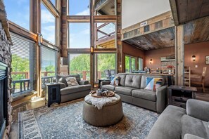 Smart TV, fireplace, ping pong, books - Cabin w/ Views, Indoor Pool, and Family Fun (Gatlinburg)