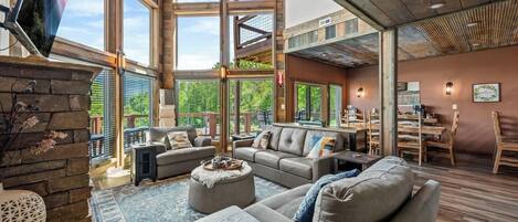 Smart-TV, Kamin, Tischtennisplatte, Bücher