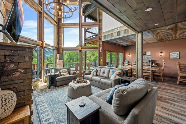 Smart TV, fireplace, ping pong, books - Cabin w/ Views, Indoor Pool, and Family Fun (Gatlinburg)