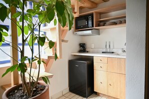 Microondas, licuadora y utensilios de cocina