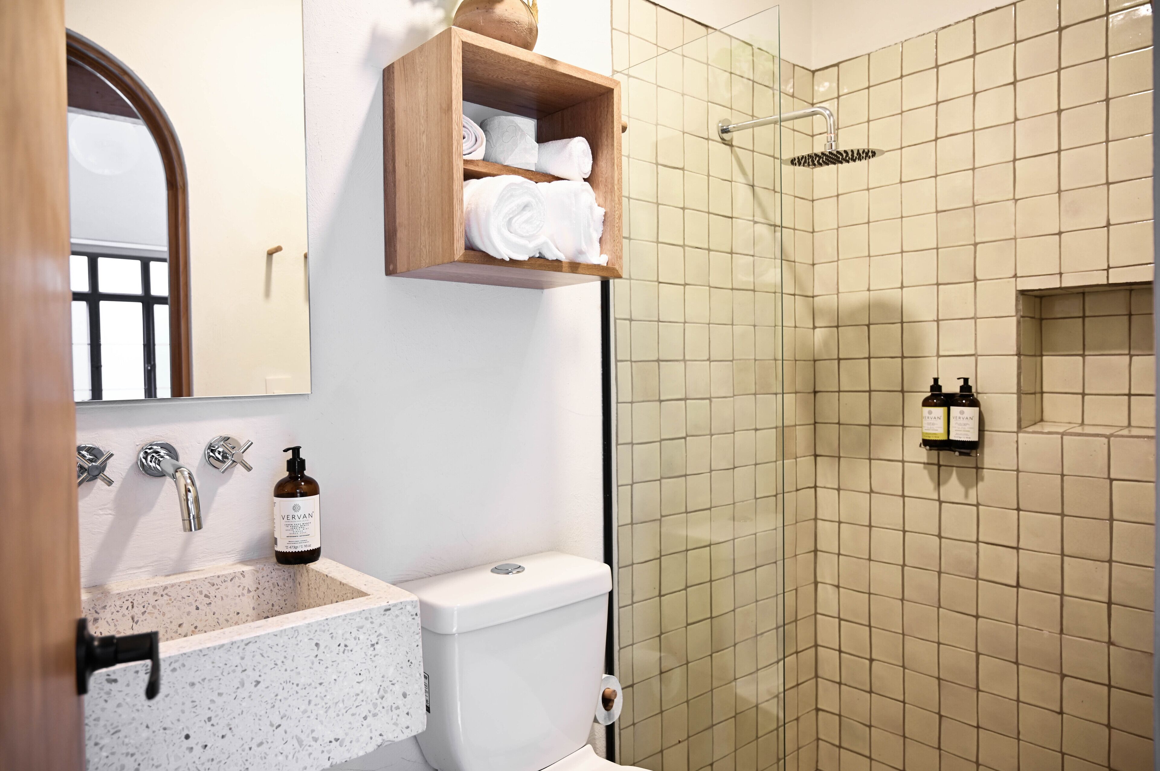 Ducha, cabezal de ducha tipo lluvia, secador de pelo, toallas