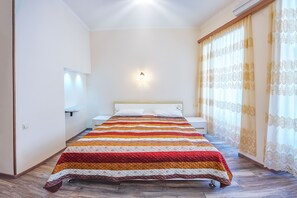 Apartament | 1 dormitori, planxa i posts de planxar, wifi gratuïta i roba de llit