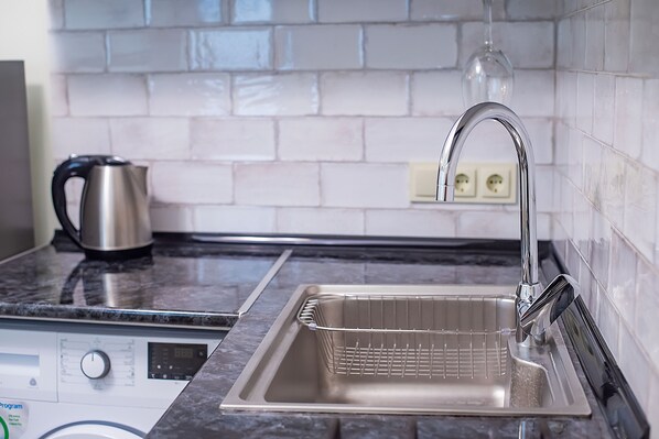 Apartment | Private kitchen | Cookware/dishes/utensils - H&B apartments Ierusalim (Tbilisi)