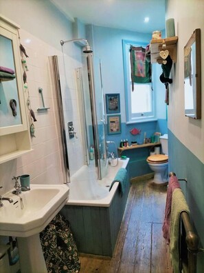Apartment | Bathroom | Combined shower/tub, deep soaking tub, free toiletries, towels - Charming London With Balcony (London)