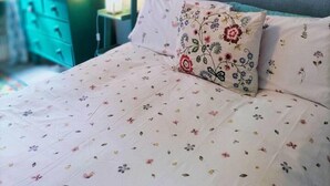 A bedroom with a bed, a dresser, and a bookshelf. - Charming London With Balcony (London)