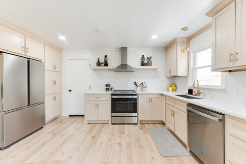 Beautifully Remodeled-Newly Furnished-Cozy, Colorful & Eclectic Home in N OKC! 