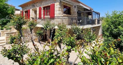 New ''The pretty house in Banne'' 3 rooms, heated swimming pool, wifi, quiet