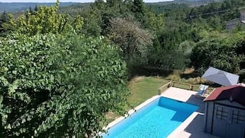 Een verwarmd zwembad