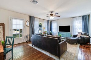 Smart TV, books - Cute Cottage near University and Downtown with Parking & Laundry (Lafayette)