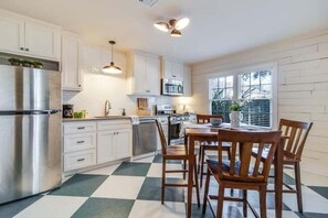 Fridge, microwave, oven, stovetop - Cute Cottage near University and Downtown with Parking & Laundry (Lafayette)