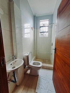 Shower, rainfall showerhead, free toiletries, slippers