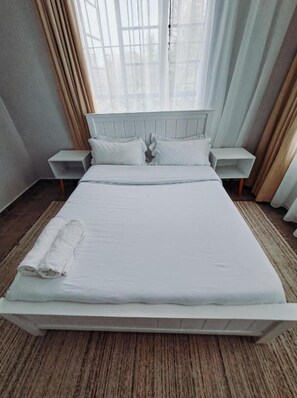 Blackout drapes, free WiFi, bed sheets