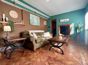 Smart TV, offices - DT 13 min~ 1 mi to UNCW~ Pets ok~ Yard~ Private (Wilmington)