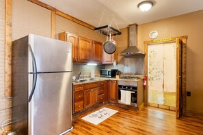 Fridge, microwave, oven, stovetop - DT 13 min~ 1 mi to UNCW~ Pets ok~ Yard~ Private (Wilmington)