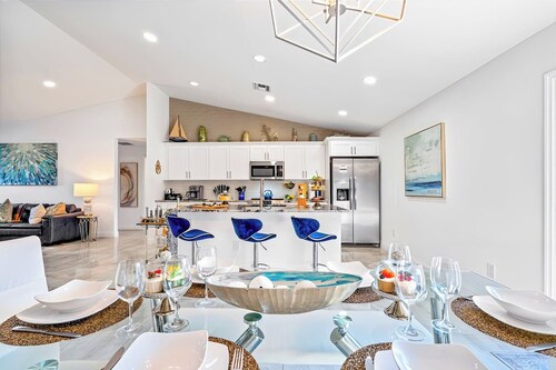 Luxe Heated Pool Home, Tiki Hut, Bar, Air Hockey!