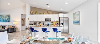 Luxe Heated Pool Home, Tiki Hut, Bar, Air Hockey!