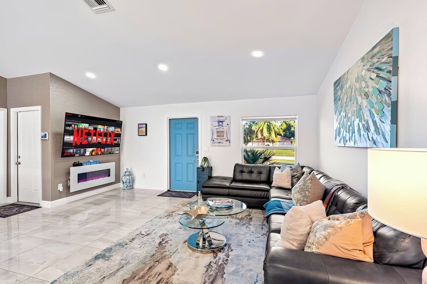 Luxe Heated Pool Home, Tiki Hut, Bar, Air Hockey! - Delray Beach, FL