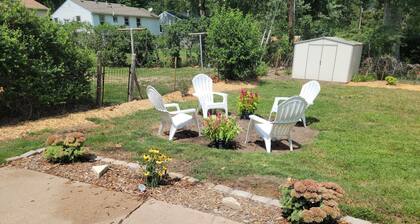 10 min from Downtown Lincoln! Attractive & Modern. Lots of space & toddler trim.