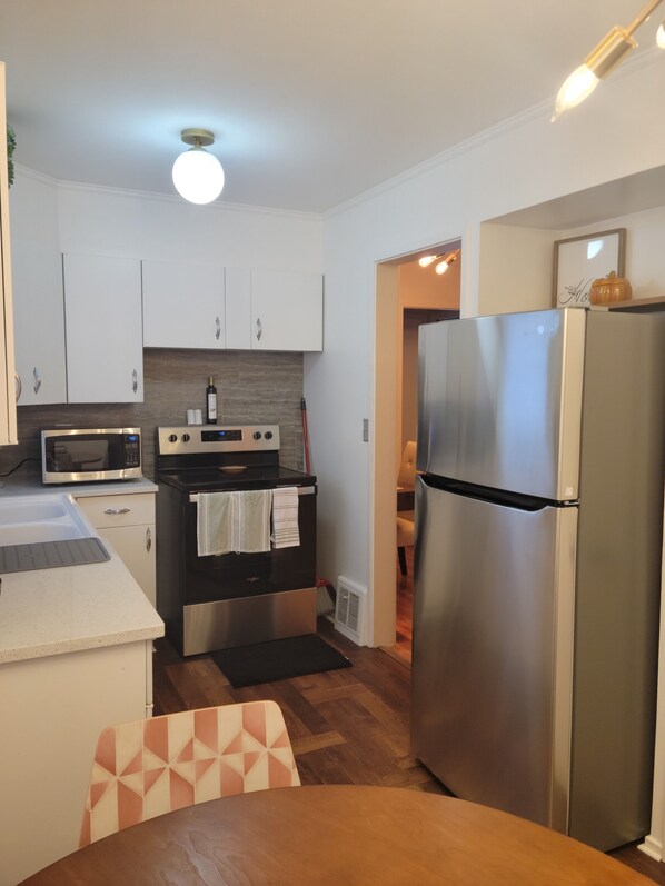 Refrigerador, microondas, horno y parrilla de estufa 