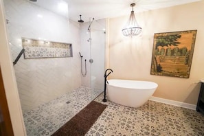 Hair dryer, towels, soap, shampoo - Bar/Billiards/Lounge/Near Mass (Indianapolis)