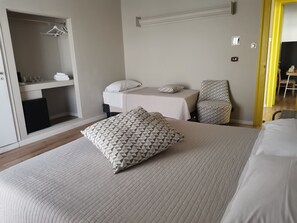 In-room safe, desk, free WiFi - Ace Rooms Vsg (Villa San Giovanni)