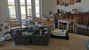 A café with tables and chairs, a coffee machine, and a view of the outside. - Ace Rooms Vsg (Villa San Giovanni)