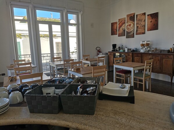 Ein Café mit Tischen, Stühlen und Blick ins Freie.