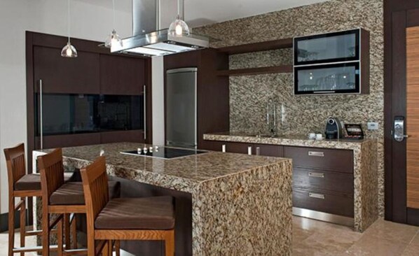 Kylskåp, mikrovågsugn, ugn och kaffe- och tebryggare