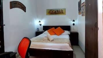 4 bedrooms, desk, WiFi, bed sheets