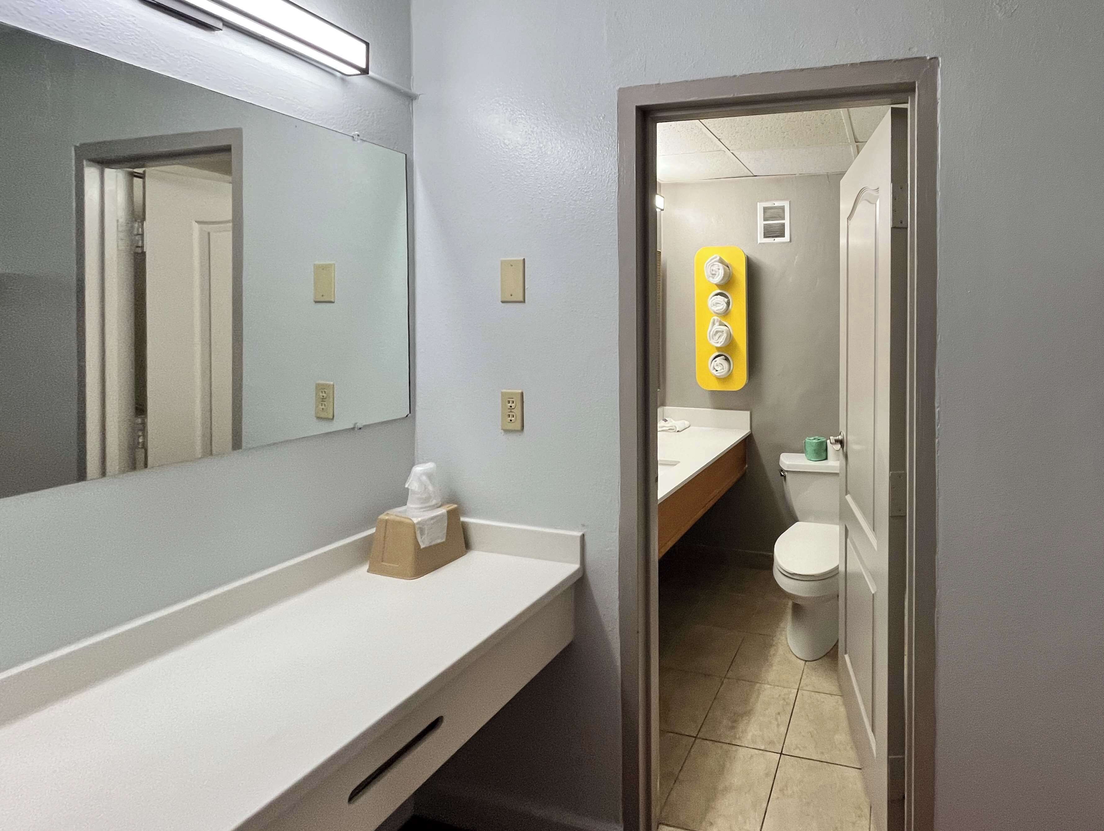 Bañera y ducha independientes, toallas