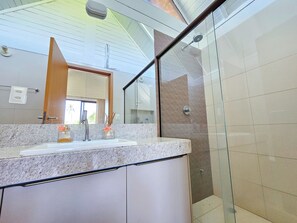 Deluxe bungalow | Badkamer | Een douche, een regendouche