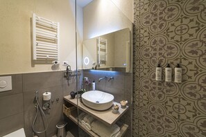 Deluxe kamer, 1 twee- of 2 eenpersoonsbedden | Badkamer | Een douche, een regendouche,  milieuvriendelijk toiletgerief